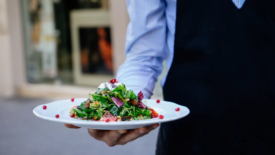 7 minutiga lauale: salat, mis jätab skeptikud tummaks