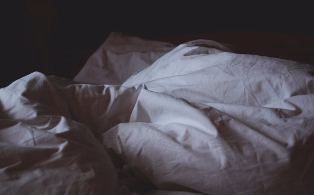 Inimene ärkab öösel enne äratuskella