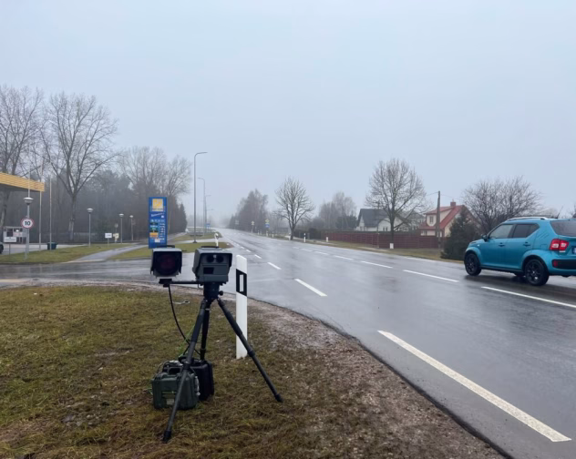 Isetehtud lehetrikk numbrimärgiga