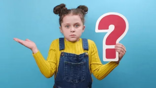 Laps räägib vanemaga ja esitab küsimusi