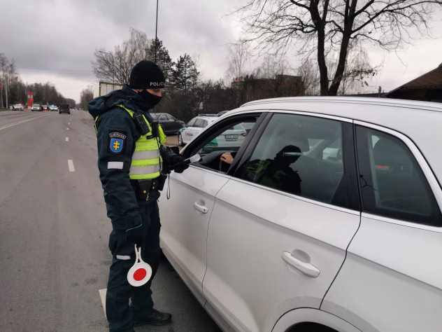 Politsei peatab auto