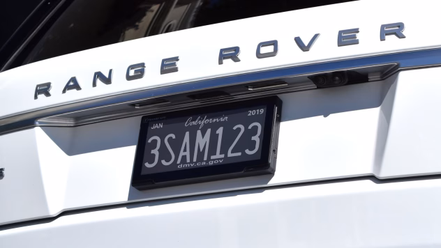 Auto koos digitaalse numbrimärgiga