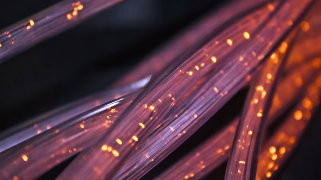 Isolaator, mis hakkab elektrivoolu toimel valgust kiirgama