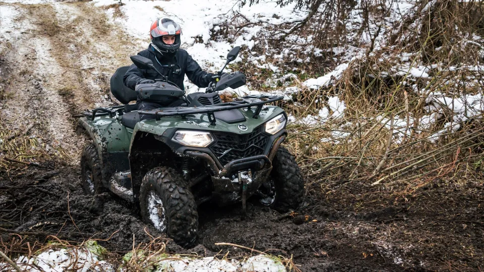 Talvine adrenaliin: neljarattad vallutavad tühjad metsateed