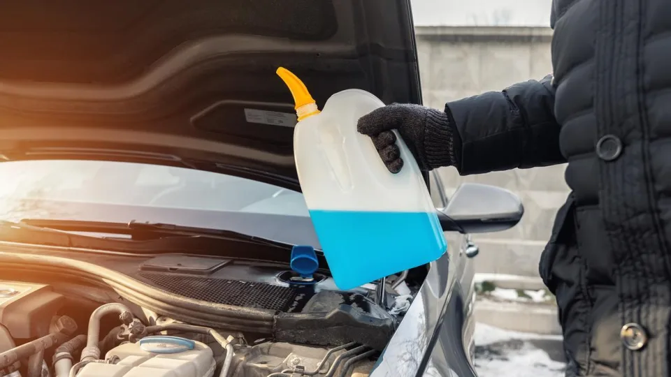 Üks viga rikub auto: seda vedelikku talvel väldi!
