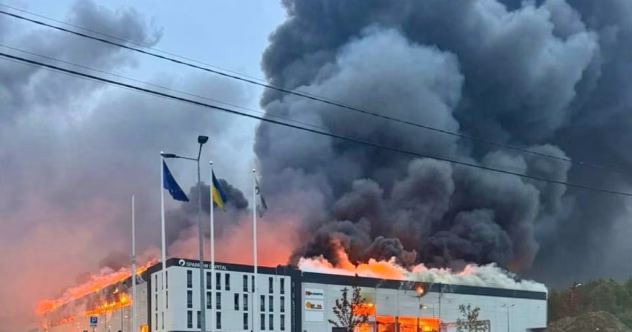 Raketirünnaku järel põlenud ladu Lvivis
