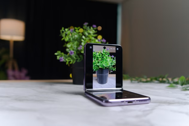 Volditav nutitelefon laual