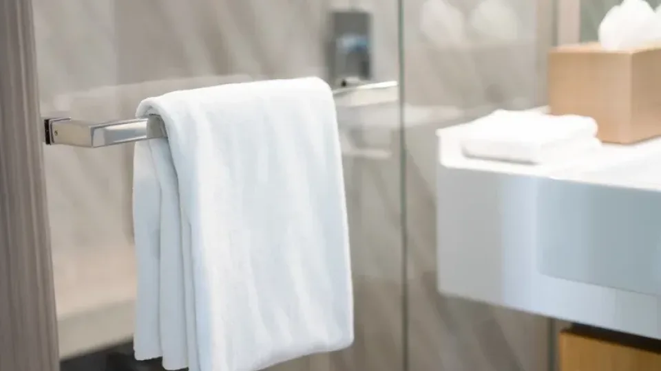 Avalikustatud hotellikoristajate nipp: 3 imevahendit lumivalgetele rätikutele
