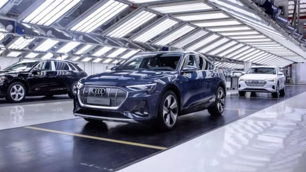 BMW ja Toyota autod kõrvuti