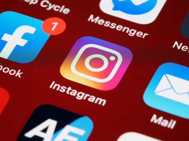 Instagrami rakendus kasutaja käes