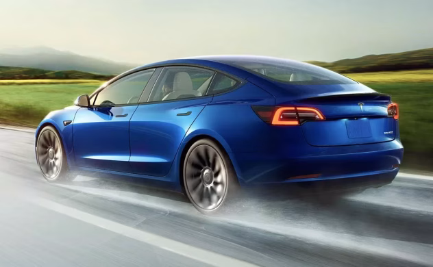 Erinevat värvi autod parklas