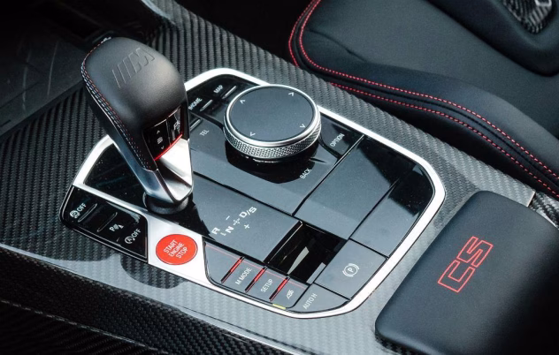 Auto mootoriruum ja akusüsteem