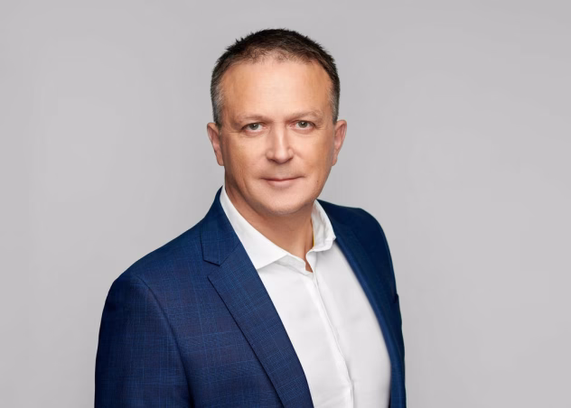 Talunik oma moderniseeritud põllumajandusmasinaga