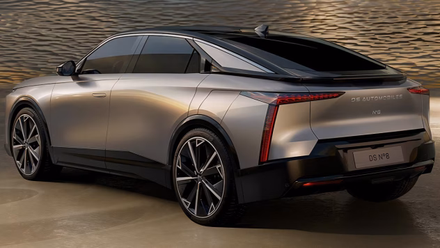 DS N°8 elektriauto külgvaates
