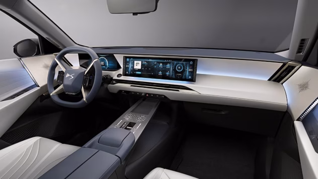 DS N°8 elektriauto kiirteel