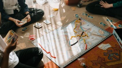 Lauamängud kui kodune keelekool: kuidas lihtsate mängudega laste lugemis- ja suhtlemisoskust arendada
