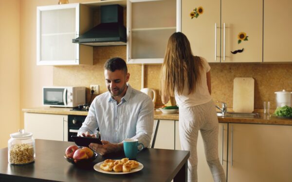 Aja jagamine lähedaste vahel: kokkulepped, mis hoiavad nii suhteid kui ka sinu enda aega