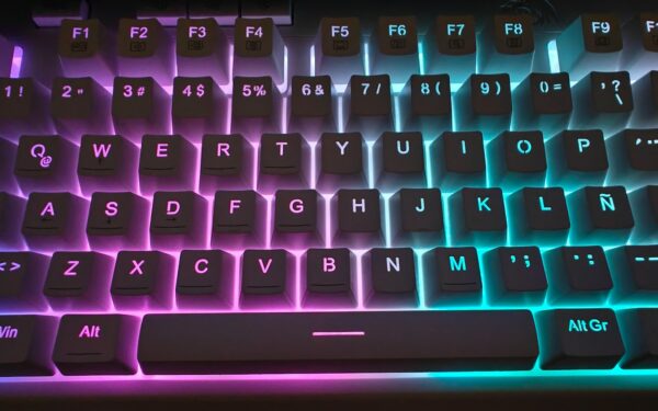 Klaviatuur, mis tõstab taset: mida tavaline mängur tegelikult mänguklaviatuurilt vajab?