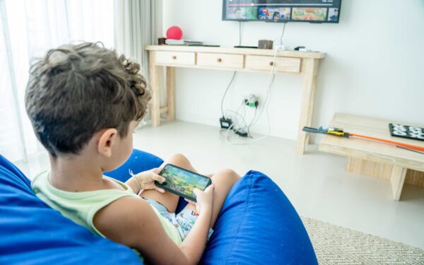 Mobiilimängud lastele ja teismelistele: mida vanemad peaksid teadma ekraaniaja, ostude ja turvalisuse kohta