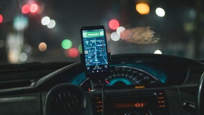 Navigeerimine autos ilma närvilisuseta: praktilised variandid telefonist pardasüsteemini