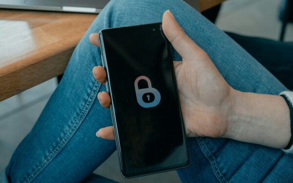 Nutitelefon taskus ei kuula ega jaga kõike: praktiline juhend mikrofoni jaamera privaatsuse kaitsmiseks