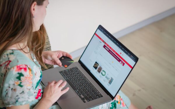 Turvaline online ostlemine ilma hirmuta: lihtsad sammud, mis aitavad vältida pettusi ja ülemaksmist